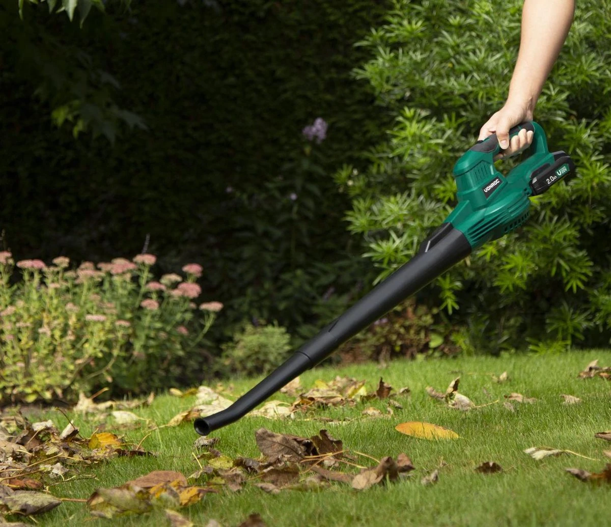 VONROC Accu Bladblazer – VPower 20V – 2 Standen – Max. Blaassnelheid 190km/u – Incl. Accu En Oplader 5 VONROC Accu Bladblazer – VPower 20V – 2 Standen – Max. Blaassnelheid 190km/u – Incl. Accu En Oplader - Afbeelding 5