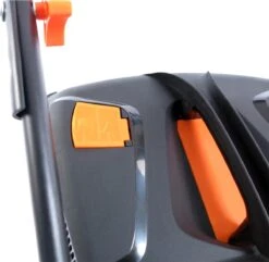 FUXTEC Grasmaaier Benzine - 46cm - Zelfrijdend / Zelftrekkend / Achterwielaandrijving - Mulchfunctie - Opvangbak 50L - FX-RM4646 17 FUXTEC Grasmaaier Benzine - 46cm - Zelfrijdend / Zelftrekkend / Achterwielaandrijving - Mulchfunctie - Opvangbak 50L - FX-RM4646 -Gardena Verkoopwinkel 1200x1171 1