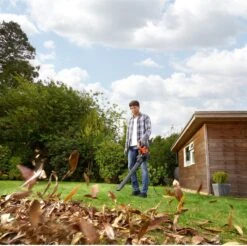 Black & Decker BLACK+DECKER BEBLV300SB-QS Bladblazer - 404 Km/u - 3000W - Zuig-/blaasfunctie - Gesnoerd -Gardena Verkoopwinkel 1200x1195 1