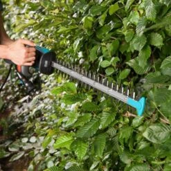 GARDENA - EasyCut 420/45 - Heggenschaar (gemotoriseerd) - Meslengte 45cm - Tandmes Opening 18mm 13 GARDENA - EasyCut 420/45 - Heggenschaar (gemotoriseerd) - Meslengte 45cm - Tandmes Opening 18mm -Gardena Verkoopwinkel 1200x1200 248