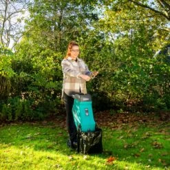 VONROC Hakselaar/Shredder 2500W – Voor Takken Tot Ø45mm – Incl. 45L Opvangzak & Duwstok 9 VONROC Hakselaar/Shredder 2500W – Voor Takken Tot Ø45mm – Incl. 45L Opvangzak & Duwstok -Gardena Verkoopwinkel 1200x1200 48