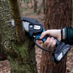 NovarGarden® Mini Kettingzaag NG1 - Met 2x Accu - Takkenzaag - Snoeizaag - Electrisch - Handzaag - Boomzaag - 21V 16 NovarGarden® Mini Kettingzaag NG1 - Met 2x Accu - Takkenzaag - Snoeizaag - Electrisch - Handzaag - Boomzaag - 21V -Gardena Verkoopwinkel 1200x1200 599