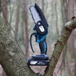 NovarGarden® Mini Kettingzaag NG1 - Met 2x Accu - Takkenzaag - Snoeizaag - Electrisch - Handzaag - Boomzaag - 21V 18 NovarGarden® Mini Kettingzaag NG1 - Met 2x Accu - Takkenzaag - Snoeizaag - Electrisch - Handzaag - Boomzaag - 21V -Gardena Verkoopwinkel 1200x1200 600