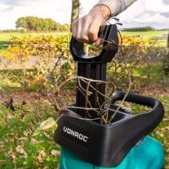 VONROC Stille Hakselaar/Shredder 2800W – Voor Takken Tot Ø45mm – Incl. 60L Opvangbak & Duwstok 12 VONROC Stille Hakselaar/Shredder 2800W – Voor Takken Tot Ø45mm – Incl. 60L Opvangbak & Duwstok -Gardena Verkoopwinkel 1200x1200 9