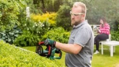 Bosch UniversalHedgeCut 60 Heggenschaar - Op Snoer - Lengte 60 Cm 15 Bosch UniversalHedgeCut 60 Heggenschaar - Op Snoer - Lengte 60 Cm -Gardena Verkoopwinkel 1200x675 15