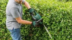 Bosch UniversalHedgeCut 60 Heggenschaar - Op Snoer - Lengte 60 Cm 17 Bosch UniversalHedgeCut 60 Heggenschaar - Op Snoer - Lengte 60 Cm -Gardena Verkoopwinkel 1200x675 17