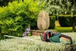 Bosch UniversalHedgeCut 60 Heggenschaar - Op Snoer - Lengte 60 Cm 13 Bosch UniversalHedgeCut 60 Heggenschaar - Op Snoer - Lengte 60 Cm -Gardena Verkoopwinkel 1200x800 120