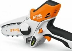 Stihl Accu Mini Kettingzaag SET - Snoeischaar - Snoeizaag - Hand Kettingzaag - Professioneel- Hovenier- Tuinman 8 Stihl Accu Mini Kettingzaag SET - Snoeischaar - Snoeizaag - Hand Kettingzaag - Professioneel- Hovenier- Tuinman -Gardena Verkoopwinkel 1200x847 1