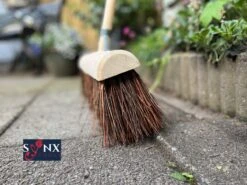 Synx Tools Gemeente Bezem 45 Cm - Straatbezem / Stadsbezem - Steel 150 Cm - Harde Natuurvezels - Bezemsteel - Bezems - Schrobborstels - Veger - Buitenbezem -Tuinbezem 6 Synx Tools Gemeente Bezem 45 Cm - Straatbezem / Stadsbezem - Steel 150 Cm - Harde Natuurvezels - Bezemsteel - Bezems - Schrobborstels - Veger - Buitenbezem -Tuinbezem -Gardena Verkoopwinkel 1200x899 21