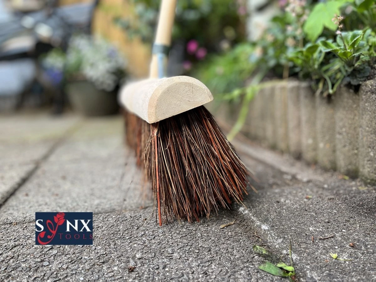 Synx Tools Gemeente Bezem 45 Cm - Straatbezem / Stadsbezem - Steel 150 Cm - Harde Natuurvezels - Bezemsteel - Bezems - Schrobborstels - Veger - Buitenbezem -Tuinbezem 3 Synx Tools Gemeente Bezem 45 Cm - Straatbezem / Stadsbezem - Steel 150 Cm - Harde Natuurvezels - Bezemsteel - Bezems - Schrobborstels - Veger - Buitenbezem -Tuinbezem - Afbeelding 3