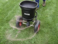 Kreator KRTGR9005 Strooiwagen - 300 Tot 370 Cm Strooibreedte - 23 Liter 11 Kreator KRTGR9005 Strooiwagen - 300 Tot 370 Cm Strooibreedte - 23 Liter -Gardena Verkoopwinkel 1200x900 55