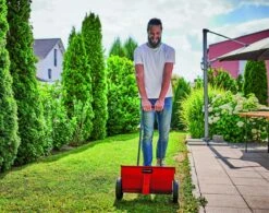 Einhell Strooiwagen GC-SR 12 (12 L - 45 Cm Strooibreedte - Dubbele Duwstang - Kliksluiting Aan Beide Zijden - Verstelhendel - Corrosiebestendige Rol - Behuizing Van Breukvast Kunststof) -Gardena Verkoopwinkel 1200x949 1