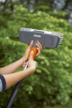 GARDENA Cleansystem Comfort Schrobber - Reinigen Van Paden - Terras - Oprit 11 GARDENA Cleansystem Comfort Schrobber - Reinigen Van Paden - Terras - Oprit -Gardena Verkoopwinkel 799x1200 75