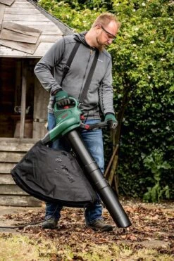 Bosch UniversalGardenTidy 3000 Bladblazer - Op Snoer - 3000 W -Gardena Verkoopwinkel 800x1200 2